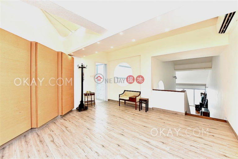 Beautiful house with balcony & parking | Rental