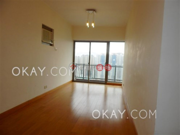 Cozy 2 bedroom on high floor with balcony & parking | Rental