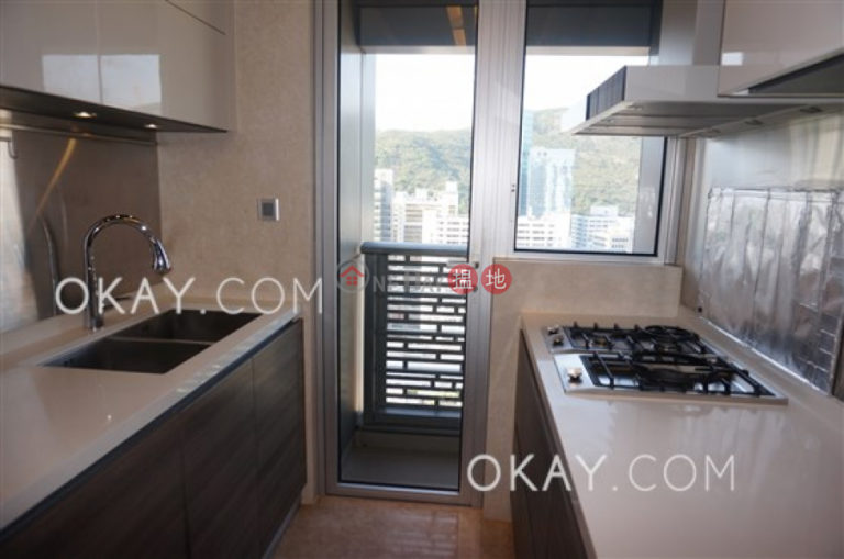 Luxurious 3 bed on high floor with sea views & parking | Rental